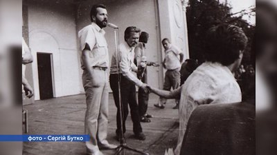 Мітинг. У мікрафону Валерій Сарана Мітинг. У мікрафону Валерій Сарана