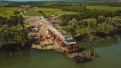 На Вінниччині збудували 96 метрів тимчасового мосту через Дністер до Молдови На Вінниччині збудували 96 метрів тимчасового мосту через Дністер до Молдови