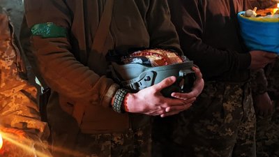 Замість кошика — шолом: бійці 128-ї Закарпатської бригади показали як відзначають Великдень Замість кошика — шолом: бійці 128-ї Закарпатської бригади показали як відзначають Великдень