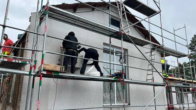 Будівельники зі Швеції зводять на Волині житло для переселенців
