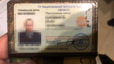 В Одесі двоє посадовців поліції інсценували затримання, аби привласти майже €20 тисяч ‒ ДБР В Одесі двоє посадовців поліції інсценували затримання, аби привласти майже €20 тисяч ‒ ДБР
