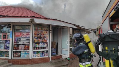 "Було багато штучних квітів". Рятувальники розповіли деталі пожежі у центрі Франківська "Було багато штучних квітів". Рятувальники розповіли деталі пожежі у центрі Франківська