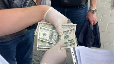 1300 доларів за зняття арешту із майна: львівську посадовицю підозрюють у хабарництві 1300 доларів за зняття арешту із майна: львівську посадовицю підозрюють у хабарництві