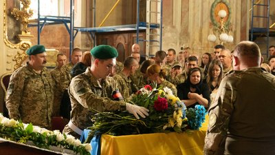 В Ужгороді попрощалися із полеглим на війні Віктором Синьком В Ужгороді попрощалися із полеглим на війні Віктором Синьком