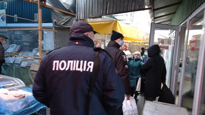 У Рівному провели карантинний рейд на ринку. Як це було У Рівному провели карантинний рейд на ринку. Як це було