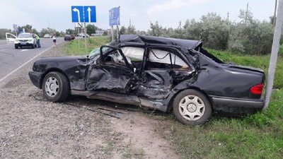 Четверо у лікарні і одна дівчина загинула: на Херсонщині у ДТП втрапила родина Четверо у лікарні і одна дівчина загинула: на Херсонщині у ДТП втрапила родина