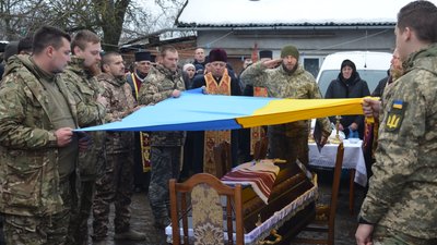 У Білобожниці Чортківського району попрощалися з бійцем Андрієм Павлюком У Білобожниці Чортківського району попрощалися з бійцем Андрієм Павлюком