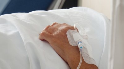Померла жінка, яка зазнала травм від удару дрона РФ у 5-поверхівку у Чернігові