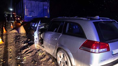 На Хмельниччині з'ясовують обставини ДТП, у якій загинув пасажир і травмувався водій