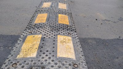 У Житомирі на проїжджій частині автодоріг встановлюють "лежачих поліцейських" У Житомирі на проїжджій частині автодоріг встановлюють "лежачих поліцейських"