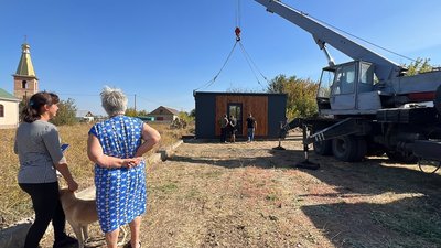 Перші на Миколаївщині сучасні модульні будинки встановили у двох селах Шевченківської громади. Тимчасові помешкання для родин обладнанні кухнею, ванною та меблями. Вартість одного такого модульного будинку 12,5 тисяч доларів.