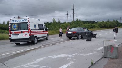 На Житомирщині сталася ДТП – легкових в'їхав у бетонний блок На Житомирщині сталася ДТП – легкових в'їхав у бетонний блок