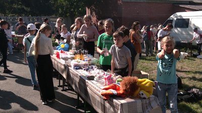 Збирають на 15 дронів для випускників і вчителів: у Рівному ліцей організував благодійний ярмарок Збирають на 15 дронів для випускників і вчителів: у Рівному ліцей організував благодійний ярмарок