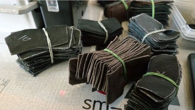 Волонтерки в Луцьку виготовили понад тисячу пар тактичних рукавиць для військових Волонтерки в Луцьку виготовили понад тисячу пар тактичних рукавиць для військових