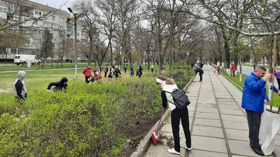 Жителі Голої Пристані зібрались на загальноміський суботник Жителі Голої Пристані зібрались на загальноміський суботник