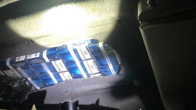 На Львівщині митники знайшли в обшивці мікроавтобуса понад 1700 пачок сигарет На Львівщині митники знайшли в обшивці мікроавтобуса понад 1700 пачок сигарет