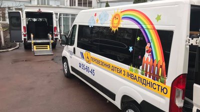 У Житомирі купили два автомобілі для людей із інвалідністю: один – для дорослих, інший – для дітей
