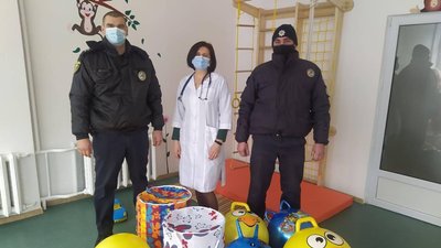 На Тернопільщині поліцейські долучилися до акції "Живи позитивно" На Тернопільщині поліцейські долучилися до акції "Живи позитивно"