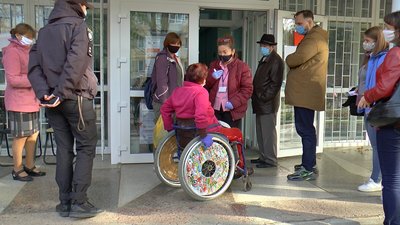 Лідія Демиденко на виборчій дільниці