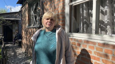 Жанна Звєрєва показує вибиті вибуховою вікна під час авіаудару РФ по Салтівському району Харкова Жанна Звєрєва показує вибиті вибуховою вікна під час авіаудару РФ по Салтівському району Харкова