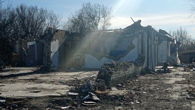 У Грозі після ракетного удару РФ пошкоджені 16 будинків: дахи, вікна та двері обіцяють полагодити до 1 грудня У Грозі після ракетного удару РФ пошкоджені 16 будинків: дахи, вікна та двері обіцяють полагодити до 1 грудня