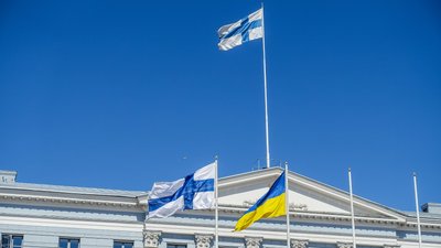 Прапори України та Фінляндії