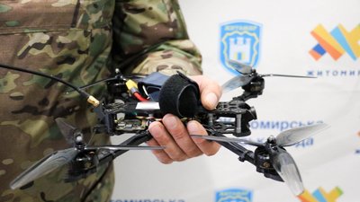 Воїнам 95 бригади передали партію FPV-дронів, зібраних на платформі "Житомирський дрон" Воїнам 95 бригади передали партію FPV-дронів, зібраних на платформі "Житомирський дрон"