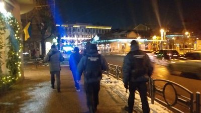 Ледь не потрощили камери спостереження. Франківські муніципали зловили "на гарячому" підлітків Ледь не потрощили камери спостереження. Франківські муніципали зловили "на гарячому" підлітків