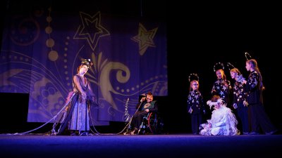 Актори інклюзивної вистави "У чужому пір’ї"