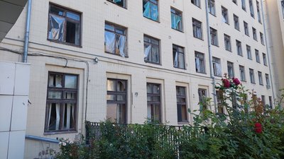 Окупанти РФ поцілили у двір Харківського університету міського господарства — фото наслідків Окупанти РФ поцілили у двір Харківського університету міського господарства — фото наслідків