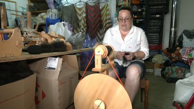 Львів'янка виготовляє шкарпетки та пояси з собачої шерсті для військових Львів'янка виготовляє шкарпетки та пояси з собачої шерсті для військових