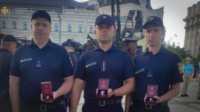 Рятувальників з Хмельниччини відзначили орденами "За мужність" Рятувальників з Хмельниччини відзначили орденами "За мужність"