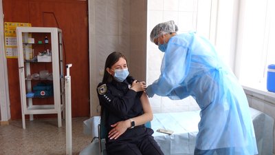 На Прикарпатті за три дні вакцинувалися від COVID-19 дві сотні поліцейських