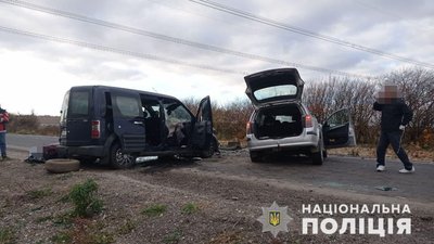 Фото з місця автопригоди, в якій травмувалося п'ятеро осіб Фото з місця автопригоди, в якій травмувалося п'ятеро осіб