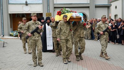 У Мукачеві попрощалися із загиблим на війні Василем Бабичем