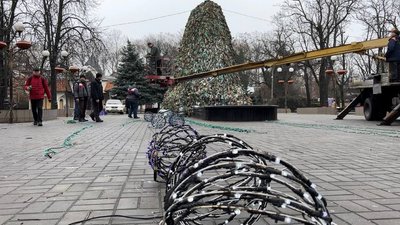Від "символу свята" до ялинки у мілітарі стилі: якими були головні ялинки Миколаєва Від "символу свята" до ялинки у мілітарі стилі: якими були головні ялинки Миколаєва