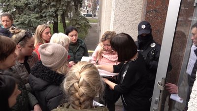 У Черкасах переселенцям видали до тисячі довідок за вимогою У Черкасах переселенцям видали до тисячі довідок за вимогою