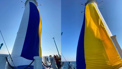 В Одесі на Воронцовському маяку вивісили 18-метровий прапор України В Одесі на Воронцовському маяку вивісили 18-метровий прапор України