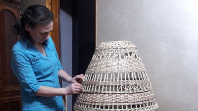 Майстриня з Тернопільщини виготовила метрові писанки з лози Майстриня з Тернопільщини виготовила метрові писанки з лози