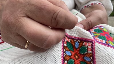 Вишивати почала раніше, ніж читати: черкащанка продемонструвала свої вишиті роботи