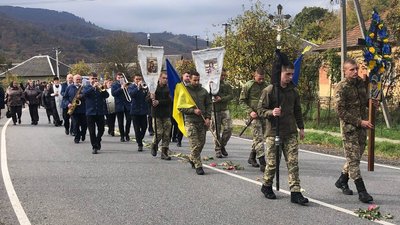 На Закарпатті попрощалися з полеглим захисником Іваном Довбеєм На Закарпатті попрощалися з полеглим захисником Іваном Довбеєм
