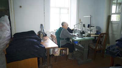 "Відволікає від думок про війну". На Вінниччині 81-річна бабуся шиє матраци для захисників "Відволікає від думок про війну". На Вінниччині 81-річна бабуся шиє матраци для захисників