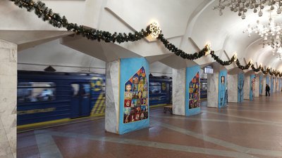 У Харкові ще одну станцію метро прикрасили до Нового року У Харкові ще одну станцію метро прикрасили до Нового року