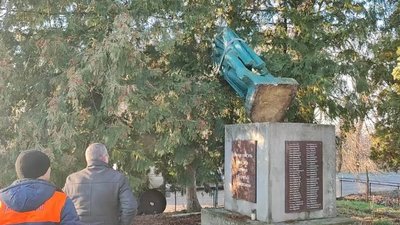 На Львівщині демонтували пам'ятник з могили радянських воїнів