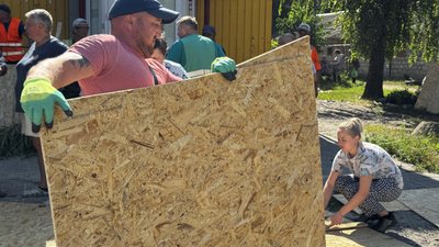 Місцеві в Сумах забивають пошкоджені оселі