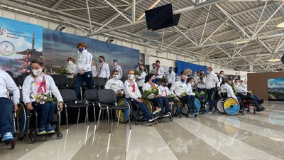 Українські паралімпійці повернулися з Токіо. Як їх зустрічали Українські паралімпійці повернулися з Токіо. Як їх зустрічали