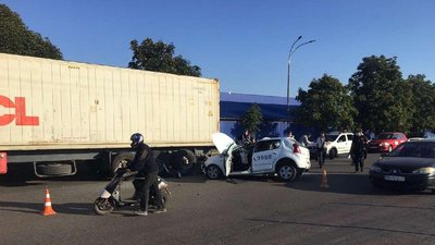 Під Одесою автівка врізалась у припарковану вантажівку, одна людина загинула