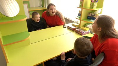 Логопединя Ольга Вегера займається з чотирирічним Матвієм Логопединя Ольга Вегера займається з чотирирічним Матвієм