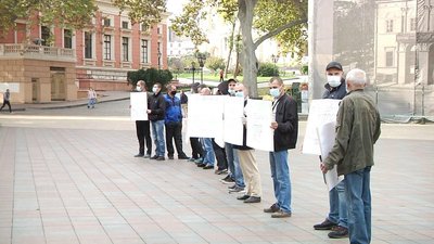 Під стінами Одеської міськради мітингували за збереження стоянки, яку суд визнав незаконною Під стінами Одеської міськради мітингували за збереження стоянки, яку суд визнав незаконною