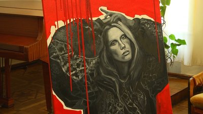 Дівчина, за словами авторки Даріни Пшеничної, символізує Україну, її образ.